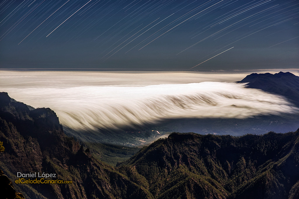 Cascada de nubes y trazas estelares