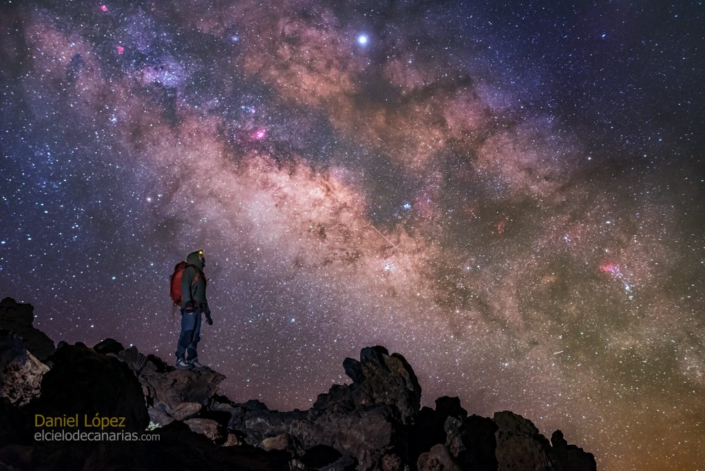 Montañero observa la vía láctea